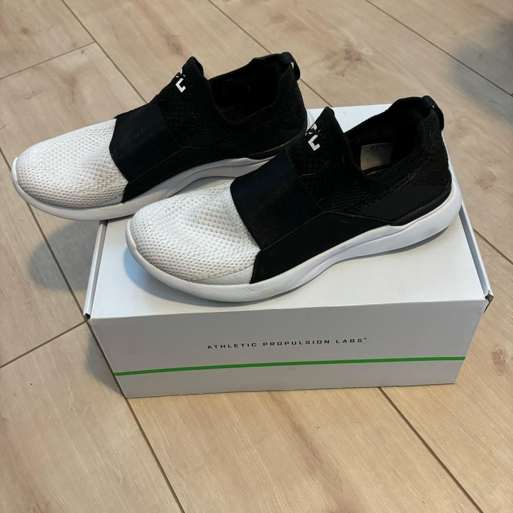 APL Aomens Techloom Bliss Black/White Cap